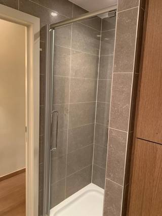 Prachtig niet-gemeubeld (ontwerp binnenhuisarchitect) appartement bestaande uit inkom met vestiaire, living met zijdelings zeezicht, ingerichte keuken met o.a. koelkast, diepvries, microgolf, oven, vaatwas, badkamer met douche en toilet, slaapkamer met dubbelbed + slaapkamer met dubbel bed en enkelbed erboven. Kamers voorzien van verduistering + muggenhorren. Overal ingebouwde kasten.Terras achteraan.<br />In aanpalend garagecomplex (onder de zeedijk): garagebox inbegrepen.<br />Maandelijkse huurprijs: 1.100 EUR + 75 EUR provisie kosten : 1.175 EUR/maand.<br />Beschikbaar vanaf 15/11/2026.