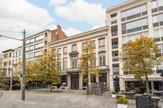 ENKEL BEZOEKEN MOGELIJK DOOR ONDERSTAANDE LINK VOLLEDIG EN CORRECT IN TE VULLEN:<br />https://mijnhuurprofiel.be/property/a9dbd56b-5ec3-4053-9073-ca0f5a736b1c/login<br /><br /><strong>Luxueus duplexappartement met uitzicht op Kathedraal en Boerentoren aan de Groenplaats</strong>
<p>Op een van de meest iconische locaties van Antwerpen, pal aan de Groenplaats, bevindt zich dit volledig gerenoveerde duplexappartement. Het appartement combineert authentieke charme, moderne luxe en een topligging tot een uitzonderlijke woonervaring.</p>
<p>Bij het verlaten van de lift komt u op een discrete, gezamenlijke gang die toegang geeft tot slechts twee appartementen. Om dit appartement te betreden, opent u eerst een deur naar de binnenkoer, waarna de eigenlijke ingang van het appartement zich voordoet.</p>
<p>Bij binnenkomst leidt een trap u naar de bovenverdieping. Links van de trap bevindt zich een praktische opbergplaats met aansluiting voor wasmachine en droogkast. Daarna volgt een gastentoilet, netjes geïntegreerd in het ontwerp. Verderop ligt een ruime slaapkamer met ingebouwde kasten, aansluitend een stijlvolle badkamer met douche en lavabo. De kamer en badkamer zijn prachtig afgewerkt met authentieke houten balken, wat karakter en warmte toevoegt.</p>
<p>Aan de overzijde van de gang bevindt zich een tweede badkamer met ligbad en dubbele lavabo, eveneens afgewerkt met warme materialen. Verder op deze verdieping vindt u twee extra slaapkamers, beide met ingebouwde kasten en hoogwaardige afwerking, perfect voor kinderen, gasten of een thuiskantoor.</p>
<p>Wanneer u terugwandelt richting de inkomdeur, komt u in een royale ruimte die zowel dienst kan doen als stijlvolle inkomhal, maar ook perfect als verlengde van de woonkamer. Deze ruimte is bijzonder elegant dankzij het hoge, sierlijke plafond en de grote ramen die zorgen voor veel licht. Vanuit hier opent zich de ruime, lichtrijke woonkamer met een prachtig uitzicht op de Kathedraal, de Boerentoren en de Groenplaats, een werkelijk iconisch stadsdecor.</p>
<p>Aansluitend bevindt zich een halfopen, volledig uitgeruste keuken, afgewerkt met moderne materialen en veel opbergruimte. Deze keuken is naadloos geïntegreerd in de leefruimte, waardoor koken en entertainen moeiteloos samenkomen. Verder beschikt het appartement over een tweede gastentoilet en extra bergruimte.<br /><br /><strong>Praktische informatie</strong></p>
<ul>
<li>
<p>Gemeenschappelijke kosten: €150/maand (onderhoud, elektriciteit gemene delen, poetsen, lift)</p>
</li>
<li>
<p>Individuele meters</p>
</li>
<li>
<p>Hoogwaardige afwerking</p>
</li>
<li>
<p>Authentieke houten balken</p>
</li>
<li>
<p>Zonnepanelen</p>
</li>
<li>
<p>Lift aanwezig</p>
</li>
<li>
<p>Toegang tot gemeenschappelijke fietsenstalling</p>
</li>
</ul>
<p>Dit duplexappartement biedt een uitzonderlijke combinatie van ruimte, licht, luxe en een iconische ligging in het hart van Antwerpen — perfect voor wie exclusief, stijlvol en comfortabel wil wonen.</p>
<p>Voor meer informatie of een discrete bezichtiging kan u contact opnemen met Xander via xander@reds.be</p>