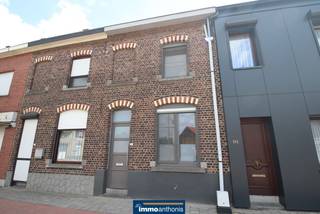 Deze goed onderhouden woning beschikt op het gelijkvloers over een living (met een trap naar de bovenverdiepingen), een grote keukenruimte, een apart toilet en 2 aansluitende, ruime bergplaatsen.<br />Er is een achterliggende tuin én een achteringang die via een wegje uitkomt in de Puttebroekstraat (vlak achter de hoek); héél handig voor fietsen en tuinmateriaal e.d.!<br />Er is ook een kelder aanwezig.<br />En boven zijn er 3 slaapkamers, waarvan 1 doorloopkamer (om naar die op de 2 verdieping te gaan) en 1 een knap afgewerkte zolderkamer.<br /><br />De woning is gelegen op fietstafstand van Leuven (op een dikke 4 km) en vlak over een bushalte (L. Woutersstraat) en nabij o.a. een supermarkt, een basisschool én de oprit van de E314!<br /><br /><em>Te bezichtigen na TELEFONISCH contact op 016 23 44 16 tijdens de openingsuren, bedankt.<br />VIEWINGS AFTER CALLING US ON 016 23 44 16 during office hours, thx.</em>