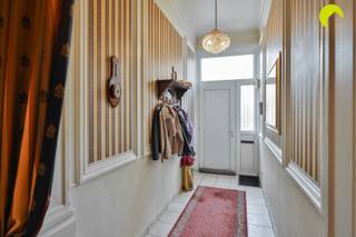 <p><span>Deze gunstig gelegen woning ligt in de onmiddellijke nabijheid van kwalitatieve scholen, winkels, de Carrefour en het openbaar vervoer (op wandelafstand van trein, tram, bus).</span></p><p><span>Ook het uitgestrekte landschapspark Frijthout is op amper 700 meter afstand gelegen. </span></p><p><span> </span></p><p><span>Indeling:</span></p><p><span> </span></p><p><span>Bij het binnenkomen vallen de hoge plafonds onmiddellijk op. Op het gelijkvloers vinden we de verzorgde living (25m²) met aansluitend de eetkamer/keuken.</span></p><p><span>De keuken krijgt aangenaam licht binnen via een dakkoepel en is uitgerust met vaatwasser, dubbele spoelbak, ijskast, gasvuur en ingebouwde microgolfoven.</span></p><p><span>De eetkamer is verbonden met de handige berging. Hier voorziet de verkoper een volledig nieuwe condensatieketel!</span></p><p><span>Op het gelijkvloers is een eerste toilet voorzien.</span></p><p><span> </span></p><p><span>Op de eerste verdieping vinden we achteraan de badkamer, voorzien van douche, bad, lavabo, toilet en aansluitingen wasmachine. De eerste twee slaapkamers hebben een oppervlakte van 11m² en 21m².</span></p><p><span>Op de tweede verdieping vinden we nog eens twee slaapkamers van 21m² en 9,5m².</span></p><p><span>De woning is voorzien van een ruime kelder.</span></p><p><span> </span></p><p><span>Nuttige informatie:</span></p><p><span> </span></p><p><span>EPC: 556 kWh/m²j -> renovatieplicht. Binnen 6 jaar moet een label D behaald worden. Volgens het EPC is het dak isoleren hiervoor voldoende.</span></p><p><span>Het huidige EPC houdt nog geen rekening met de nieuwe ketel.</span></p><p><span>Oppervlakte woning indicatief, volgens meting EPC.</span></p><p><span> </span></p><p><span>Voor een bezoek ter plaatse kan u ons contacteren op het nummer 03 449 42 41 of surf naar www.habicom.be</span></p><p><span>De waarde van uw woning kennen? Check het gratis op <span>www.watismijnhuiswaard.be</span></span><span> </span></p>