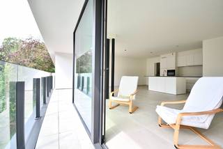 <br />Dit nieuwbouw appartement is gelegen in het woonproject Oeverpark, gelegen op een steenworp van het charmante stadscentrum van Lokeren en op wandelafstand van het station van Lokeren. In een recente en stijlvolle residentie (met lift) op de tweede verdieping bevindt zich dit prachtige appartement van 120 m². De klemtoon ligt hier op hoogwaardige afwerking met energiezuinigheid en praktische voorzieningen. <br /><br />De ruime woonkamer is lichtrijk en open en kijkt uit op een mooi groen zicht en sluit aan op de volledig ingerichte keuken. Vanuit de woonkamer kan men het eerste terras betreden aan de achterkant met een magnifiek zicht op de geklasseerde muziekacademie te midden van het groen. Daarnaast is er een praktische berging met aansluitingen voor wasmachine en droogkast en alle technieken. Het appartement beschikt over drie slaapkamers . Vanuit 2 slaapkamers kan men het 2e terras betreden. Er is een gastentoilet. Er is 1 badkamer voorzien van een inloopdouche en 1 badkamer voorzien van een ligbad en extra toilet, telkens met een badkamermeubel.<br /><br />Het pand is uitgerust met zonnepanelen, een warmtepomp en een ventilatiesysteem D, wat zorgt voor een uitstekend binnenklimaat én een energiezuinige woonstijl.<br /><br />Het appartement is volledig geschilderd.<br /><br />Verder beschikt het appartement over een privékelderberging en een privé autostaanplaats. <br /><br />Het appartement wordt verhuurd aan €1600 per maand, met een vaste kost van €100 per maand voor de gemeenschappelijke lasten. <br />Het EPB is in aanmaak en garandeert een energie neutrale score van 17 kWh/m²jaar.<br />Voor info of aanvraag bezoek : graag een mail sturen naar is.waasmunster@skynet.be of tel. 0495/733419.