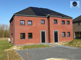 HALFOPENBEBOUWINGDeze prachtig gelegen volledig afgewerkte woning/ volledig zelf te kiezen materiaal binnen deze prijs op +~ 5 are grond ligt op een...