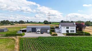 <p><span><strong>Uniek eigendom</strong> in <strong>agrarische zone</strong> met een <strong>zeldzame </strong>combinatie van ruimte, rust en mogelijkheden. De volledig <strong>gerenoveerde woning </strong>wordt achteraan en zijdelings omgeven door bijna <strong>16.000 m² aan uitgestrekte weilanden</strong>.<strong> </strong>Naast de woning bevindt zich eveneens een <strong>gerenoveerde serre</strong>, ideaal voor zelfstandige activiteiten, opslag of een atelier. Het stuk landbouwgrond ligt braak en is momenteel dienstig voor paarden. Er is meer dan voldoende parkeergelegenheid aanwezig.<br /><br /></span><strong>Indeling:<br /></strong><span><strong>Woning:<br /></strong></span><span>Gelijkvloers:</span><br />De inkomhal geeft rechts toegang tot een ruime, lichtrijke leefruimte met haard. Aansluitend bevindt zich de eetkamer, die naadloos overgaat in de open keuken. Deze landelijke keuken is volledig uitgerust met kwalitatieve toestellen en luxueuze afwerking. Achter de keuken bevindt zich een praktische bergplaats.</p>
<p>Achteraan is er een polyvalente ruimte met ingemaakte kasten en een apart toilet. Deze sluit aan op twee afzonderlijke zones: een yoga-/ontspanningsruimte en een compacte praktijk- of kantoorruimte.</p>
<p>Via zowel de yogaruimte als de eetkamer bereik je de <strong>aangelegde tuin</strong>, die uitkijkt over de omliggende weilanden en voorzien is van gezellige inrichtingen.</p>
<p><span>Eerste verdieping:</span><br />Op de bovenverdieping bevinden zich 3 à 4 slaapkamers, waarvan de master bedroom beschikt over een dressing. De badkamer is uitgerust met een inloopdouche, ligbad, dubbele wastafel en handdoekradiator. Daarnaast is er een ruime wasplaats met extra toilet. Alle ruimtes genieten van prachtige uitzichten en de slaapkamers zijn voorzien van airco. Er bestaat de mogelijkheid om nog een vaste trap te maken ter inrichting van de zolder.<br /><br /><span><strong>Serre/ atelier:</strong></span><br />Het <strong>gerenoveerde atelier</strong> beschikt over hoge plafonds en maar liefst <strong>45 zonnepanelen</strong>. Een uiterst polyvalente ruimte, ideaal voor zelfstandige beroepen of stockage.<br /><br /><span><strong>Weilanden:</strong></span><br />Achterliggend geniet het perceel nog van bijna 16.000<span>m² aan weiland wat zorgt voor een oase van rust.<br /><br /><strong>Bijzonderheden:<br />Energiezuinig</strong> label B;<strong><br /></strong>Ideale combinatie woon/ werk/ ontspanning;<br />Woning met laadpaal, ventilatie type D, airco, alarm, ingebouwd geluidssysteem, zonnecollector...;<br />Totaalrenovatie;<br />Hippische ligging.<br /><br /><strong>Locatie:<br /></strong>Dit eigendom is volledig gelegen in agrarische zone (zonevreemd - vergund). Hier kan dus niet meer bijgebouwd worden door buren wat het idyllische karakter vrijwaard. <strong>Landelijk gelegen</strong>, maar toch op een boogscheut van het centrum en winkels.<br /><br /></span></p>