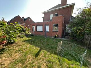 woning te koop.Indeling:Op het gelijkvloers heb je de inkomhal, keuken, berging, tussenruimte, naaiatelier/garage en kelder.Op het eerste verdiep...