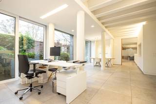 Exclusieve kantoren in het centrum van Geel, op loopafstand van openbaar vervoer en het treinstation, geschikt voor een 15-tal medewerkers.Ligging:...