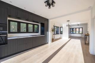 Charmante Halfopen Woning met dubbele garage + oprit op Toplocatie te BrasschaatOp zoek naar een karaktervolle thuis in het hartje van Brasschaat?...
