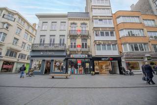 - Gelijkvloers 45m2- Toplocatie - Veel stockage ruimte Winkelpand te huur, gelegen op een toplocatie in de drukste winkelstraat in het centrum van...