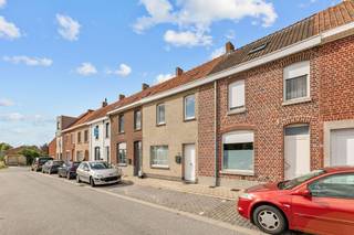 Deze woning onderging enkele jaren geleden al tal van renovaties (nieuwe keuken, veranda, sanitaire voorzieningen, terras, ...) en is dus...