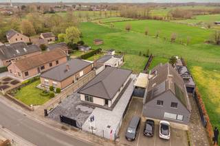 Gerenoveerde bungalow met weids uitzicht en externe garageDeze volledig gerenoveerde bungalow combineert gelijkvloers wonen met hedendaags comfort en...