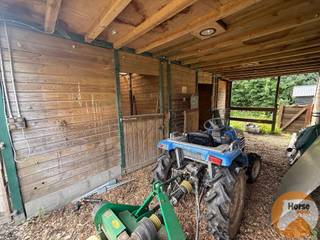 HUMBEEK - Weiland met paardenaccomodatie en piste in het groene HumbeekBent u op zoek naar een groene oase voor uw paarden of andere dieren, omgeven...