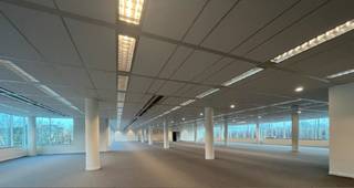 Modern open space kantoor te huur in Mechelen, pal aan het station en op enkele minuten van de E19 richting Brussel en Antwerpen. De...