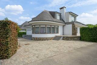 Op een uitstekende zichtlocatie in <strong>Ninove</strong>, <strong>vindt u deze tijdloze villa waar wonen en werken harmonieus samenkomen, met potentieel voor grote gezinnen - kangoeroe wonen. </strong><br />Dankzij de strategische ligging geniet u hier van maximale visibiliteit en vlotte bereikbaarheid — een absolute troef voor zelfstandigen of vrije beroepen. <strong>Vooraan de woning</strong> bevindt zich een <strong>afzonderlijke kantoorruimte</strong>, ideaal om klanten professioneel te ontvangen zonder het privéleven te verstoren. Achteraan het perceel is er bovendien <strong>een ruime loods</strong> die toegankelijk is voor vrachtwagens en professioneel materiaal. Dit maakt het eigendom bijzonder geschikt voor wie nood heeft <strong>aan stockage, polyvalente atelier- of werkruimte.</strong> De villa zelf straalt warmte en licht uit en werd gebouwd met degelijke materialen. Ze biedt een volledig ingerichte keuken en een ruime eetplaats waar het aangenaam vertoeven is met familie of gasten. <strong>Op de verdieping</strong> bevinden zich maar liefst<strong> 6</strong> <strong>volwaardige slaapkamers</strong>, een ruime nachthal en een deels vernieuwde badkamer. Extra bergruimte of werkmogelijkheden zijn er dankzij de volledige <strong>onderkeldering van de woning.</strong> Ook buiten is het aangenaam vertoeven. <strong>De verzorgde tuin</strong> is praktisch ingedeeld met een terras aansluitend aan de woning, dat overloopt in een lager gelegen <strong>gazon met zwemvijver en poolhouse.</strong> Achteraan het perceel vindt u nog<strong> een extra ontspanningsruimte met sauna</strong> en een <strong>deels overdekte, afgesloten opslagloods.</strong> Deze eigendom biedt een doordachte combinatie van privé en professioneel gebruik, waarbij beide functies perfect van elkaar gescheiden kunnen worden. Een veelzijdig pand met tal van mogelijkheden voor wie ruimte, functionaliteit en een sterke ligging belangrijk vindt. Voor meer informatie of een bezoek:<br />Contacteer Stéphanie: 0474 33 27 85 of stephanie@immodelestre.be. www.immodelestre.be<br /> 