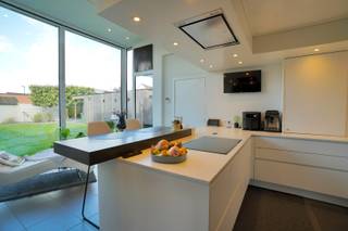 Ontdek deze instapklare open bebouwing in Assenede, gelegen langs de Oude Gentweg, een uiterst gegeerde locatie vlakbij het centrum. Deze ruime gezinswoning, gebouwd in 1992, bevindt zich op een mooi perceel van maar liefst 890 m² en werd doorheen de jaren steeds zeer goed onderhouden!<br /><br />De woning werd op het gelijkvloers in 2018 grondig vernieuwd met onder andere een moderne keuken. Dankzij de grote raampartijen geniet je hier van een aangename lichtinval en een open, lichtrijk gevoel. De gezellige pelletkachel zorgt voor extra warmte en sfeer, terwijl de elektrische vloerverwarming en radiatoren instaan voor het algemene comfort.<br />Met drie volwaardige slaapkamers en een nette badkamer op de eerste verdieping biedt deze woning alle ruimte voor een gezin. Daarnaast is er een aparte douchekamer met inloopdouche op het gelijkvloers en zijn er toiletten op zowel het gelijkvloers als de verdieping.<br /><br />Buiten geniet je van een prachtige, privatieve tuin zonder inkijk, compleet met tuinberging en een groot overdekt terras – ideaal om in alle rust te ontspannen. De handige oprit, inpandige garage en zijdoorgang met poortje zorgen voor extra gebruiksgemak.<br /><br />De woning beschikt bovendien over 36 zonnepanelen, wat een mooie troef is op vlak van energie.<br />Met een EPC-label D is er geen renovatieplicht. Door over te schakelen naar een hoogrendementsketel op aardgas of een warmtepomp kan het EPC-label bovendien eenvoudig verbeterd worden naar een C-label!<br /><br />Kortom, een ruime, verzorgde gezinswoning op een ruim perceel en dit op een topligging in Assenede.<br />Meer info of een bezoek? Graag een mail naar hallo@wijsvastgoed.be ! We nemen dan spoedig contact op voor een bezoekmoment.