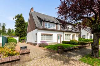 In de rustige en groene Lentelaan te Kapellen bevindt zich deze te renoveren charmante halfopen bebouwing, op wandelafstand van het centrum. <br /><br />Indeling:<br />Vanuit de hal heeft u toegang tot de ruime en lichtrijke leefruimte of wandelt u verder naar de keuken. De keuken sluit aan op de living en biedt toegang tot de gezellige veranda. Aansluitend bevindt zich nog een overdekt terras.<br /><br />Op de eerste verdieping bevinden zich de badkamer en twee ruime slaapkamers, beide uitgerust met elektrische rolluiken. Daarnaast beschikt de woning over een grote zolderverdieping die, mits het plaatsen van een vaste trap, perfect kan worden afgewerkt tot een extra kamer. Dankzij de ruime nachthal is er voldoende plaats om een vaste trap te installeren.<br /><br />Verder heeft de woning een mooie tuin met veel privacy en zonder inkijk van buren. Een aangename buitenruimte waar u in alle rust kan genieten. Daarnaast beschikt de woning ook nog over een aparte garage.<br /><br />Bijzonderheden:<br />- Top locatie<br />- Charmante woning<br />- Potentieel<br /><br />Wg – Vg – Gvkr – Gvv – Gmo – Geen overstromingsgevoelig gebied – Geen Worg - Renovatie