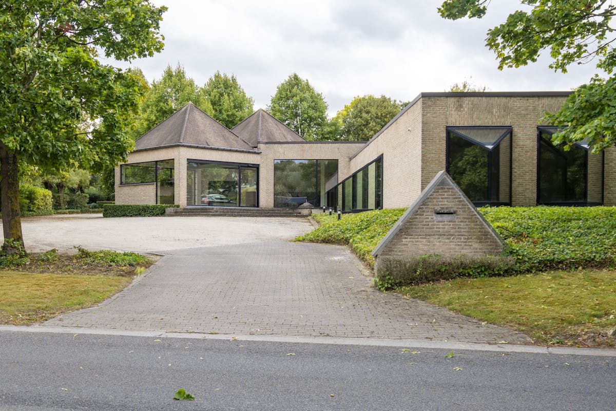 Op te frissen kantoorgebouw te koop in Kortrijk - foto 1