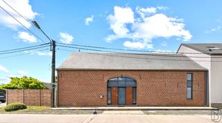 Stunning house renovated in 2007 featuring on the ground floor a beautiful entrance hall with cloakroom and toilet, a bright 100 m² living area...