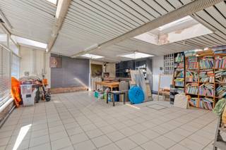 <p>This spacious commercial property with residential space enjoys a prime location in the heart of Denderleeuw, in a busy and easily accessible area with excellent visibility. Several public parking spaces are available in front of the property, making it ideal for commercial use.<br /><br />The electricity will be brought into compliance.</p><p>The ground floor, which previously operated as a flower shop (154 m²), offers numerous possibilities for those looking to combine living and working, or for investors seeking a profitable opportunity. The commercial space is perfectly suited for a shop, office, or professional practice, with potential for a change of function subject to approval.</p><p>The private living area includes a bright and welcoming living room, a fully renovated kitchen, and a study that can also be used as a hobby room. The low-maintenance city garden is a real asset: quiet and easy to maintain.</p><p>On the first floor, the landing provides access to three spacious bedrooms and a bathroom equipped with both a bathtub and a shower. Additionally, there is a large attic and a cellar.</p><p>A separate garage completes the property, offering both parking convenience and extra storage space.</p><p>This property represents a unique opportunity for anyone looking to live and work centrally, or for those seeking a multifunctional investment.</p>