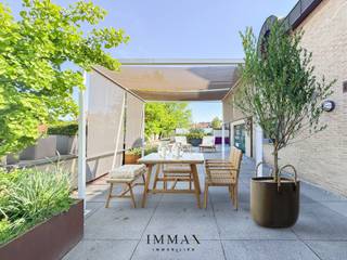 Dit uitzonderlijke ruime triplex-appartement ligt centraal in het bruisende hart van Assebroek vlakbij winkels, scholen en horeca op fietsafstand...