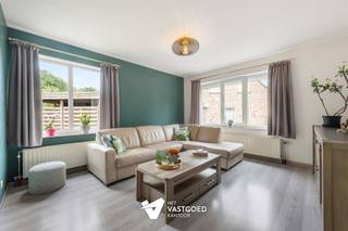 <p><span>Instapklare HOB met 3 slaapkamers gelegen op een mooi perceel van 6a42ca te Leopoldsburg. </span></p><p><span> </span></p><p><span>Belangrijkste troeven:</span></p><p><span>- Uiterst rustig gelegen</span></p><p><span>- Uitstekend onderhouden</span></p><p><span>- 3 slaapkamers</span></p><p><span>- Ruime kelder (+/- 50 m²) met potentieel</span></p><p><span>- Tuin met mooi terras en overkapping</span></p><p><span>- Ruime carport</span></p><p><span>- Inpandige garage </span></p><p><span> </span></p><p><span>Bekijk zeker ook de foto's en de grondplannen met de afmetingen. Zo krijgt u van thuis uit al een perfect beeld van wat deze woning te bieden heeft! </span></p><p><span>Wenst u meer info of een vrijblijvende bezichtiging, contacteer dan ons kantoor op het nummer 011 85 15 15 en wij helpen u graag verder. </span></p>