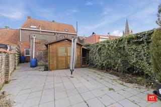 <strong>Adres: Bikschotestraat 110 - 8920 Bikschote</strong><br /><br />Op slechts 10 minuten van het centrum van Ieper en in de nabijheid van Langemark bevindt zich deze te renoveren woning, gelegen in het landelijke Bikschote. De woning beschikt momenteel over 3 slaapkamers en biedt, dankzij de extra verdieping, de mogelijkheid tot het creëren van nog 2 bijkomende slaapkamers. Hieronder vindt u de indeling en enkele troeven van het pand.<br /><br /><strong>Indeling</strong>
<ul>
	<li>Gelijkvloers: inkomhal (10 m²), ruime woon- en eetkamer (37 m²), keuken (24 m²), hal en badkamer (5,5 m²) uitgerust met douche, enkele wastafel en een apart toilet.</li>
	<li>1ste verdieping: nachthal (10 m²) met 3 slaapkamers (15 m², 12 m² en 12 m²).</li>
	<li>2de verdieping: zolderruimte (30 m²) met uitbreidingsmogelijkheden.</li>
</ul>
<br /><strong>Kenmerken </strong>

<ul>
	<li>Zuidwestgerichte koer</li>
	<li>Renovatieplicht van toepassing (na isolatie van het hellend dak en vervanging van de enkele beglazing kan hieraan voldaan worden)</li>
	<li>Elektriciteit niet conform en 1 asbestmateriaal te verwijderen (rookgaskanaal)</li>
</ul>
<br />Benieuwd naar de indeling? Check zeker <strong>onderstaande video</strong>. <br />Link: https://youtube.com/shorts/U3f90GCmt9o<br /><br />Meer informatie of een vrijblijvend bezoek?<br />Contacteer Eden op 0470 43 78 21 of mail info@minthus.be.