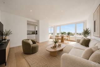 Zevende verdieping, vrij uitzicht, volledig gerenoveerd: dit appartement spreekt voor zich. Boven de daken van Oudergem uittorenend, met een balkon toegankelijk vanuit elke slaapkamer en een lift, bevindt het zich op de grens van de wijken Petillon, Vogelzang en Sint-Julianus, tot de meest gegeerde van Oudergem.<br /><br />Het appartement van 86 m² (volgens het EPC) opent op een ruime inkomhal die de woning natuurlijk structureert. De living met open keuken vangt het licht en geniet van mooi zicht op de stad — op deze hoogte is de horizon vrij en is het ruimtegevoel reëel. Aan de andere kant twee goed proportionele slaapkamers van 13 en 9 m², elk met directe toegang tot het achterbalkon van 8 m² op Noord-West, ideaal voor late namiddagen buiten het zicht van anderen. De doucheruimte integreert een kleine wasruimte, het toilet is apart, en een private kelder vervolledigt het geheel.<br /><br />Keuken, doucheruimte, vloeren, schilderwerk: alles is vernieuwd. U betreedt een instapklare woning, zonder renovatiebudget te voorzien.<br /><br />Handelszaken, scholen (Sint-Julianus, Japanse School) en openbaar vervoer (metro Petillon, bus 34) liggen om de hoek. Een woning even aantrekkelijk als gezinswoning als voor een huurinvestering in een sector met grote vraag.<br /><br />EPC E- · 269 kWh/(m².an) · 52 kg CO₂/(m².an)<br />Sommige foto’s zijn virtueel ingericht met behulp van artificiële intelligentie om u een betere indruk van de ruimtes te geven. De afgebeelde meubels zijn niet-contractueel en maken geen deel uit van het pand.<br /><br /><strong>Er wordt geen bezoek ingepland zonder voorafgaand telefonisch contact met de agent: +32 471 35 32 42.</strong>