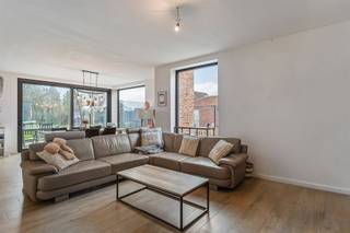 <p><span><span>Energiezuinige nieuwbouwwoning (E21) op perceel van 6are63ca in groene doch centrale omgeving.</span></span></p><p><span><span> </span></span></p><p><span><span>Belangrijkste troeven:</span></span></p><p><span><span>- Centrale ligging</span></span></p><p><span><span>- Kwalitatief afgewerkt</span></span></p><p><span><span>- Uitstekend onderhouden</span></span></p><p><span><span>- Warmtepomp</span></span></p><p><span><span>- Zonnepanelen</span></span></p><p><span><span>- Mogelijkheid tot 4 slaapkamers</span></span></p><p> </p><p><span><span>Het terras zal nog volledig voorzien worden van een keramische terrastegel en de cementplint van de gevel zal ook netjes afgewerkt worden.</span></span></p><p><span><span> </span></span></p><p><span><span>Bekijk zeker ook de grondplannen met de afmetingen. Zo krijgt u van thuis uit al een perfect beeld van wat deze woning te bieden heeft!</span></span></p><p><span><span> </span></span></p><p><span><span>Wenst u meer info of een vrijblijvende bezichtiging, contacteer dan ons kantoor op het nummer 011 85 15 15 en wij helpen u graag verder.</span></span></p>