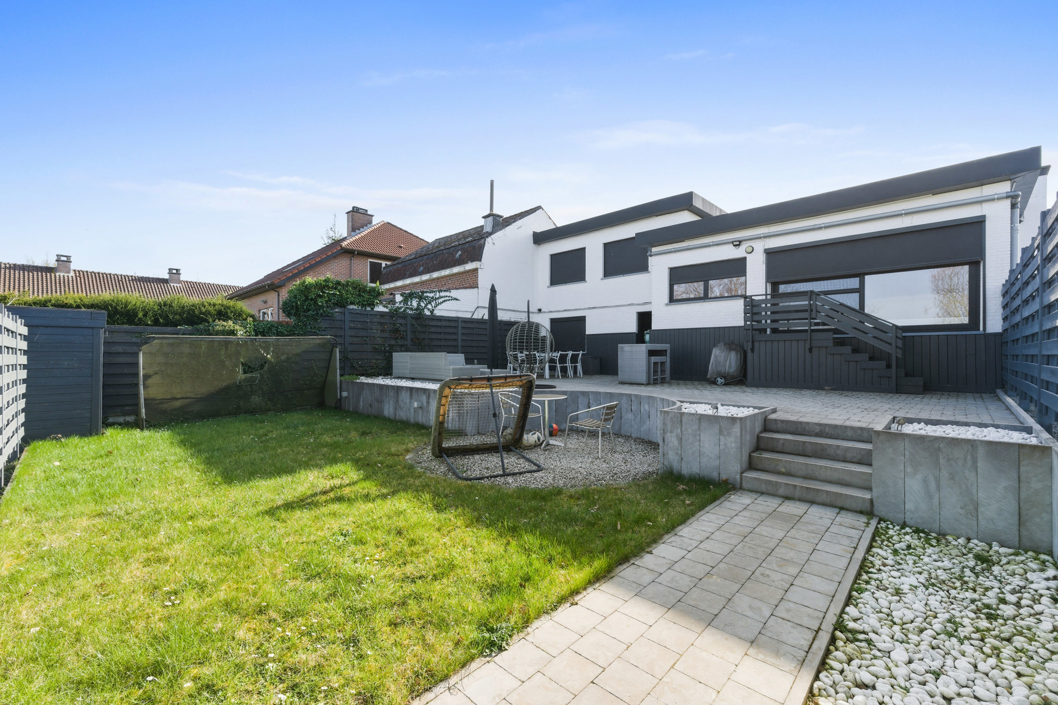 Ruime woning met loods en kantoor op toplocatie in Erembodegem. - foto 5