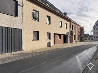 Dit instapklaar appartement is gelegen op de 1ste verdieping van een kleine residentie en bestaat uit: inkomhal - toilet - living - groot terras - ingerichte keuken - beging/wasplaats - 2 slaapkamers - badkamer - garage. <br /><br />Vrij 1/02/2027. Huurprijs 795 €/mnd (Syndickosten inbegrepen)