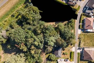 Description : Parcelle idéalement située dans la Venstraat à Viersel, dans un cadre verdoyant et agréable, dont la partie arrière se trouve en zone agricole.Caractéristiques : La parcelle offre un bel équilibre entre la partie avant et le caractère verdoyant et dégagé de l'arrière.Localisation : Venstraat 48A, 2240 VierselSuperficie : 1 843 m² Les règles d'urbanisme spécifiques peuvent être demandées auprès de notre agence. PARTICULIÈRES : Note du terrain C & Note du bâtiment INCONNUE - Le terrain est situé dans une zone à risque.Environnement : Ce terrain à bâtir est situé à proximité de l'accès à l'E313 (Massenhoven). Ce terrain vous intéresse ? N'hésitez pas à contacter notre agence.