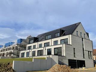 <p>Op zoek naar een stijlvol, energiezuinig app. op een toplocatie? Dan is nieuwbouwappartement in het centrum van Glabbeek precies wat u zoekt. De centrale ligging zorgt ervoor dat winkels, scholen en openbaar vervoer zich op wandelafstand bevinden, waardoor u geniet van zowel rust als optimale bereikbaarheid.<br /><br />Bij het betreden van het appartement wordt u meteen verwelkomd in een lichtrijke leefruimte met grote raampartijen die zorgen voor een aangename, natuurlijke lichtinval. De open indeling creëert een ruimtelijk gevoel en vormt het hart van de woning. De volledig geïnstalleerde keuken is uitgerust met moderne toestellen en sluit naadloos aan op het terras met prachtig open zicht op de omliggende natuur — ideaal voor gezellige etentjes of een ontspannen koffiemoment in de buitenlucht. Een zeldzame luxe in het centrum van de gemeente. <br /><br />Het appartement beschikt over drie volwaardige ruime slaapkamers en aparte bureau. De master bedroom biedt extra comfort dankzij de aansluitende dressing, wat zorgt voor een praktische en stijlvolle indeling. De moderne badkamer is strak en hedendaags afgewerkt en voorzien van een ruime inloopdouche een bad en een dubbele lavabo. Het appartement heeft tal van extra voordelen: een privatieve parkeerplaats, een handige berging op de kelderverdieping en gemeenschappelijke laadpunten in de voortuin. <strong>Het appartement is beschikbaar vanaf 01/01/2027</strong><br /><br />Interesse? Bel of mail ons voor een bezoek sally@connect-immo.be of 0478 570 999<br />24137-G-OMV_2021096825/EP18437/SV/A001/D01/SD007 - label A</p>