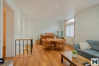 Ontdek dit charmante en praktisch ingedeelde gelijkvloerse appartement van maar liefst 131m² op een toplocatie, vlakbij het groene Park van Laken.<br />Ideaal voor wie comfortabel en centraal wil wonen met alle voorzieningen binnen handbereik.<br /><br />Het karaktervolle appartement beschikt over een inkom, een gezellige leefruimte, praktische keuken met berging, 2 volwaardige slaapkamers en vernieuwde badkamer met ligbad en douche. Extra troeven zijn de charmante sierlijsten, hoge plafonds, authentieke deuren en houten vloeren.<br />Op de benedenverdieping bevindt zich nog een 2e badkamer met douche en een extra ruimte van 22,50m² die perfect kan dienen als bureau, dressing, hobbyruimte of extra bergruimte. Achteraan geniet je van een aangename, privatieve stadskoer van 13,50m² waar u in alle rust kan genieten van een gezellig moment buiten.<br />In de gemeenschappelijke kelder is er bovendien nog een privéberging, handig voor extra opslag.<br /><br />De ligging is een absolute troef: centraal gelegen en in de onmiddellijke nabijheid van openbaar vervoer, winkels en scholen. <br />U geniet hier van een uitstekende bereikbaarheid én een groene omgeving nabij het Park van Laken. Kortom een appartement met veel troeven. Mis deze kans niet! <br /><br />EPC: 320 kWh/m²/j en F label met UC: 20180408-0000525399-01-5<br />Voor meer inlichtingen of een vrijblijvend bezoek kan u contact opnemen met Marik op het nummer 052/21.65.51 of mailen naar info@immomiddelpunt.be.