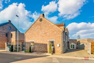 Deze ruime, landelijke en vrijstaande woning, gelegen op een perceel van 786 m², biedt een bewoonbare oppervlakte van circa 214 m². De woning...
