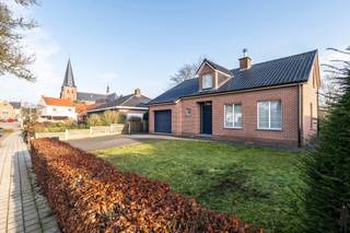 Vrijstaande woning op een ruim perceel van ca. 1.300 M2 in hartje Loenhout!Met een bewoonbare oppervlakte van ca. 282 m², grotendeels onderkelderd, 4...
