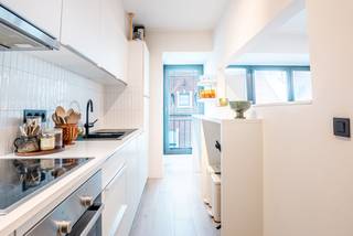 Dit kleinschalig appartement zonder syndici vormt de perfecte thuis voor mensen die de nabijheid van centrumfuncties weten te appreciëren...