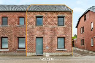 Voor meer info en foto’s, surf naar www.swevers.be – In de Lochtstraat in Bilzen-Hoeselt bevindt zich deze verrassend ruime woning met een warme uitstraling en een praktische indeling. De woning werd oorspronkelijk gebouwd tussen 1900 en 1918 en onderging in 2013 een totaalrenovatie, waardoor karakter en hedendaags comfort hier mooi samenkomen. Met een bewoonbare oppervlakte van 192 m², verdeeld over drie niveaus, biedt deze woning tal van mogelijkheden voor gezinnen, thuiswerkers of wie gewoon graag ruim woont. Op het gelijkvloers geniet u van een gezellige leefruimte van 20 m² en een bijzonder ruime keuken van 44 m² met voldoende plaats voor een grote eettafel. Verder vindt u hier nog een apart bureau, ideaal als thuiswerkplek, hobbyruimte of gelijkvloerse slaapkamer. Vloerverwarming zorgt voor extra dagelijks comfort. De eerste verdieping beschikt over een ruime slaapkamer van 21 m² en een praktische badkamer. Op de tweede verdieping bevinden zich nog twee extra slaapkamers van respectievelijk 19 m² en 17 m², perfect als kinder-, logeer- of hobbykamer. Buiten geniet u van een gezellige tuin met voldoende privacy op een onderhoudsvriendelijk perceel van 2a 53ca. Daarnaast is er een garage aanwezig voor één wagen met extra bergruimte. De ligging vormt een extra troef dankzij de vlotte verbinding naar omliggende gemeenten en de autosnelweg op slechts 5,6 km. Scholen, openbaar vervoer, winkels en ontspanning bevinden zich eveneens vlakbij. Voor meer informatie, bel 012 699 900. Bron bewoonbare oppervlakte: EPC – verslag.