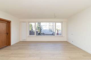 <p><strong>Modern wonen met comfort en bereikbaarheid. </strong><span>Dit appartement ligt op de gelijkvloers van een kleinschalige residentie, vlak bij alle belangrijke invalswegen, winkels en openbaar vervoer. Je geniet van een lichtrijke leefruimte en een gezellige sfeer.</span></p><p><br /></p><p><strong>Het appartement bestaat uit </strong>een lichtrijke open leefruimte – een volledig uitgeruste keuken – een slaapkamer aan de tuinkant – een badkamer met inloopdouche en aansluiting voor de wasmachine - een tuin met tuinberging - een kelder</p><p><br /></p><p><strong>Troeven:</strong> gerenoveerd en hip - gezellige tuin - slaapkamer gelegen aan de tuin - gunstige EPC</p>