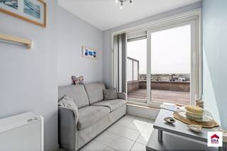 <p>Penthouse te koop in Koksijde – exclusieve woonbeleving met zon, ruimte en privacy</p>

<p>In het hart van het charmante Koksijde bevindt zich dit uitzonderlijke penthouse met één slaapkamer, waar licht, ruimte en buitenleven centraal staan. De woning geniet van een doordachte indeling en een hoogwaardige woonervaring op een toplocatie aan de Belgische kust.</p>

<p>De leefruimte baadt in natuurlijk licht en sluit naadloos aan op maar liefst twee gigantisch grote, zongerichte terrassen. Deze buitenruimtes vormen een echte troef: ideaal om de hele dag door van de zon te genieten, te ontspannen in alle privacy of vrienden te ontvangen met zicht op de open lucht.</p>

<p>De slaapkamer is rustig gelegen en biedt alle comfort voor een ontspannen nachtrust. De praktische indeling van het appartement zorgt voor een aangename flow tussen wonen, slapen en buitenleven.</p>

<p>Daarnaast is er de mogelijkheid tot aankoop van een garage in de nabijheid, wat extra comfort en zekerheid biedt – een waardevolle meerwaarde aan zee.</p>

<p>Een uniek aanbod voor wie op zoek is naar een lichtrijk penthouse met royale buitenruimtes op een gegeerde locatie in Koksijde.<br />058 51 23 23 of op arne@eraservimo.be</p>