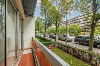 Dit gelijkvloers 2-slaapkamerappartement is gunstig gelegen nabij het Runcvoortpark in Merksem en onderscheidt zich door de aangename natuurlijke lichtinval aan zowel de voor- als achterzijde, met zicht op de gemeenschappelijke tuin.<br /><br />Bij het binnenkomen bevindt zich aan de voorzijde de lichtrijke woonkamer met open keuken. Dankzij de grote schuiframen geniet de leefruimte van een aangename lichtinval en is er rechtstreeks toegang tot het balkon van ca. 4 m².<br />Aan de achterzijde bevinden zich de twee slaapkamers. De ruime hoofdslaapkamer van ca. 14 m² en de tweede slaapkamer van ca. 9 m² beschikken beide over elektrische rolluiken. Dankzij de grote raampartijen genieten beide kamers bovendien van een aangenaam zicht op de gemeenschappelijke tuin.<br />De badkamer, gerenoveerd in 2023, is uitgerust met een ruime douche, een lavabo, een handdoekradiator en een aansluiting voor de wasmachine.<br />Via de hal is er toegang tot het gastentoilet. Hier bevindt zich eveneens de Vaillant CV-installatie op gas, vernieuwd in 2023, die netjes is weggewerkt.<br /><br />Verder beschikt het appartement over een ruime privatieve kelderberging met elektriciteitsvoorziening. De kelderverdieping is vlot bereikbaar via de lift. Daarnaast is er een gemeenschappelijke fietsenstalling aanwezig.<br />Er bestaat bovendien de mogelijkheid om het huurcontract voor een ondergrondse autostaanplaats aan de overzijde van de straat over te nemen aan € 100 per maand. Het betreft een huurplaats en de overname is niet verplicht.<br /><br />Het appartement heeft een EPC C-label. Mits vervanging van de enkele beglazing bekomt u een B-label.<br /><br /><br />Troeven<br />- Gelijkvloerse verdieping<br />- 2 slaapkamers<br />- Aangename natuurlijke lichtinval aan voor- en achterzijde<br />- Grote raampartijen met zicht op de gemeenschappelijke tuin<br />- Balkon van ca. 4 m²<br />- Badkamer gerenoveerd in 2023<br />- Gunstig EPC-label C<br />- Goed onderhouden gebouw met lift<br />- Vernieuwde Vaillant CV-installatie op gas (2023)<br />- Ruime privatieve kelderberging met elektriciteit<br />- Kelder bereikbaar via de lift<br />- Gemeenschappelijke fietsenstalling<br />- Mogelijkheid tot overname van huurcontract voor een ondergrondse autostaanplaats aan € 100/maand, zonder verplichting<br />- Asbestveilig<br />- Dak gerenoveerd<br />- Gunstig gelegen nabij het Runcvoortpark<br /><br />Het grondplan, het EPC, elektriciteitskeuring en de asbestinventaris kan u reeds bekijken via de Wellimmo-site ('documenten')<br /><br />📩 Meer info of een bezoek: info@wellimmo.net<br />📞 03/225 00 68
