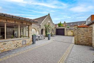 Deze prachtige en authentieke oude stadsboerderij is centraal gelegen te Nieuwpoort-Stad, op een boogscheut van de grote markt en de winkels...