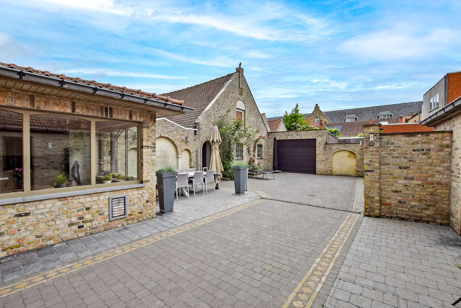 Unieke woning met 4 slaapkamers, loods en tuin in centrum Nieuwpoort-stad - foto 1