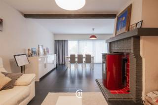 Ontdek deze verrassend ruime en instapklare tweegevelwoning, centraal gelegen in Pamel (Roosdaal). Met een bruikbare vloeroppervlakte van maar liefst 261 m² volgens het EPC en vijf slaapkamers biedt deze woning bijzonder veel ruimte voor een groot gezin, thuiswerk of wie gewoon graag ruim woont. De woning beschikt over aangename en lichtrijke leefruimtes, een ingerichte keuken met inbouwtoestellen, een vernieuwde badkamer, verschillende polyvalente ruimtes en een mooi dakterras waar u in alle rust van het open uitzicht kunt genieten. Ook op vlak van energie en comfort heeft deze woning heel wat te bieden. Met een gunstig EPC-label B (140 kWh/m²/jaar), zonnepanelen, een warmtepompboiler, hoogrendementsbeglazing en een geïsoleerde buitengevel met crepi is de woning klaar voor de toekomst. Daarnaast zijn er centrale verwarming, twee pelletkachels en airconditioning aanwezig. De elektrische installatie is conform. Aan de woning zijn bovendien twee staanplaatsen voorzien. De ligging is eveneens een belangrijke troef. De woning bevindt zich centraal in Pamel, met winkels, scholen, openbaar vervoer en andere dagelijkse voorzieningen in de nabije omgeving. Bushaltes bevinden zich op wandelafstand en dankzij de nabijheid van de Ninoofsesteenweg zijn Ninove, Brussel en de omliggende gemeenten vlot bereikbaar. U woont hier centraal en praktisch, terwijl u tegelijkertijd kunt genieten van de landelijke omgeving van het Pajottenland. Mogelijkheid tot zelfstandige activiteit uitoefenen. Bent u op zoek naar een ruime, instapklare woning met vijf slaapkamers, een gunstige energiescore, zonnepanelen, conforme elektriciteit, een dakterras en een centrale ligging? Dan is deze woning in Pamel absoluut een bezoek waard.