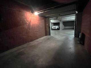 Ondergrondse ruime en geriefelijke garagebox met metalen kantelpoort, in Res. Cederboom, in- en uitrit Greenhillstraat die gemakkelijke...