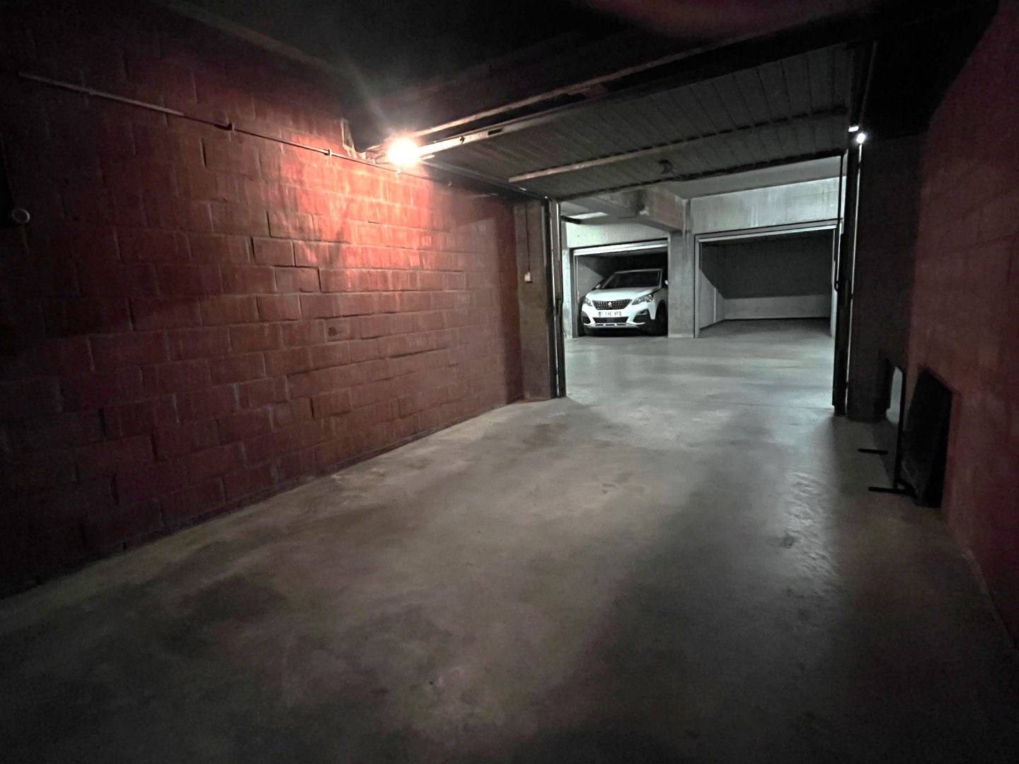 Ondergrondse garagebox met metalen kantelpoort, in Res. Cederboom, inrit Greenhillstraat - foto 2