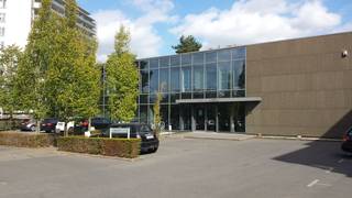 Fantastisch gelegen instapklare kantoorruimte van +/- 348 m² te huur op wandelafstand van de voorkant van het station Gent Sint-Pieters en van de Blaarmeersen. Uiterst vlotte verbinding via de R4, E17 en E40.<br /><br />De lichtrijke kantoren situeren zich op het gelijkvloers met aanwezigheid van o.a. kitchenette, sanitair, verlichting, ... Mogelijkheid tot bijhuren van archiefruimte. Deze kantoren betreffen tijdelijke contracten van max. 18 maanden. Ruime parkeerratio. Onmiddellijk beschikbaar.<br /><br />Contacteer PANORAMA B2B voor bijkomende inlichtingen, plannen of een vrijblijvend plaatsbezoek 09 225 09 02.