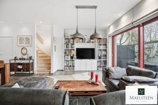 <p>Achter een charmevolle en typische gevel vindt u deze verrassend ruime en instapklare woning in Brugge centrum, goed verscholen vlakbij de Vesten. U geniet bij deze woning in de binnenstad van innemende rust terwijl u een heel vlotte verbinding heeft naar de ring (mobiscore 9,1/10). De samenstelling van de woning maakt dat deze nog tal van mogelijkheden biedt. <br /><br />Samenstelling: Inkomhal met vestiaire en gastentoilet. Grote leefruimte met verrassend hoog plafond en veel lichtinval. Deze leefruimte omvat het salon, de eetplaats en de uitermate functionele open keuken met eiland. Aan de leefruimte ligt een gezellig stadsterras met zon na de middag. Op het verdiep is er ruime overloop/nachthal voorzien, een eerste slaapkamer met douchekamer en een tweede slaapkamer (masterbedroom) met dressing en aansluitende luxueuze badkamer. Op het dak werd nog een bijkomend zeer zonnig terras ingericht.<br />De kelder bestaat uit verschillende ruimtes waaronder 2 bergingen, een grote bureau die ook als tweede living kan dienen, een technisch lokaal, ...<br />Een staanplaats aan de voordeur en de afgesloten fietsenberging zijn inbegrepen in de prijs.<br /><br />Bijkomende troeven: EPC A (81 kWh), 5 zonnepanelen en een regenwaterput van 10.000 l. De grootste kamer kan eenvoudig opgesplitst worden in 2 delen.<br /><br />Neem zeker contact op met al uw vragen of om uw persoonlijke afspraak (7/7) vast te leggen: 0478 93 72 00 of maxime@maelsteen.be</p>