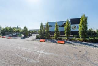 MODERN BEDRIJFSGEBOUW MET MAGAZIJN, KANTOREN EN APPARTEMENTDit polyvalent bedrijfsgebouw ligt op een toplocatie in Genk-Zuid linkeroever. Van hieruit...