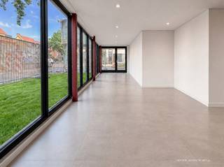 <p>Cet espace de bureaux moderne d'une superficie de 103 m² bénéficie d'une situation particulièrement centrale et stratégique à l'entrée de la ville de Bruges, offrant une excellente visibilité et un accès aisé. Grâce à son emplacement privilégié et à ses larges surfaces vitrées en façade, le bien profite d'une visibilité remarquable et d'une image professionnelle de premier ordre pour toute activité commerciale ou de services.</p>
<p>Le bureau est livré en état casco, offrant au locataire une liberté totale pour aménager et agencer les espaces selon les besoins spécifiques de son entreprise. Cette flexibilité permet de créer un environnement de travail entièrement personnalisé, adapté à l'organisation et aux activités de l'occupant. L'espace dispose en outre d'une entrée indépendante, renforçant son caractère autonome et son aspect professionnel.</p>
<p>À l'avant du bâtiment, trois emplacements pour vélos sont prévus à proximité immédiate de l'entrée. À l'arrière, les occupants bénéficient également d'un local à vélos commun ainsi que d'un espace de stockage des déchets partagé. Un parking est aménagé à l'arrière du bâtiment, où trois places de stationnement privatives sont attribuées à l'espace de bureaux. Ces emplacements peuvent être loués au prix de 50 € par mois et par place.</p>
<p>Cette surface de bureaux représente une opportunité idéale pour les entreprises à la recherche d'un emplacement visible, facilement accessible et offrant une grande flexibilité d'aménagement dans la région de Bruges. Le bien sera disponible dès son achèvement.</p>
<p>Le loyer mensuel s'élève à 1.850 €, hors charges et hors emplacements de parking. Les places de stationnement sont proposées au prix de 50 € par mois et par place.</p>