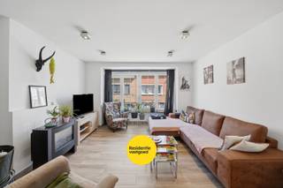 Deze verzorgde bel-étagewoning in Bredene combineert ruimte, comfort en een praktische indeling op een uitstekende locatie. Met een bruikbare vloeroppervlakte van maar liefst 145 m² biedt deze woning verrassend veel leefruimte en is ze ideaal voor gezinnen, koppels of wie op zoek is naar een instapklare woning dicht bij de kust.<br /><br />De woning werd doorheen de jaren goed onderhouden en geniet van verschillende belangrijke renovaties, waaronder het vernieuwde dak met goten, de voor- en achtergevel, de vloeren en de boiler. Dankzij de pvc-ramen met dubbele beglazing, de conforme elektrische installatie tot 2040 en het EPC-label D kan u zonder renovatieverplichting onmiddellijk genieten van uw nieuwe thuis.<br /><br />Op het gelijkvloers bevinden zich een ruime garage met elektrische sectionale poort, een praktische wasplaats, een comfortabele badkamer met ligbad, dubbele lavabo en toilet, evenals een gezellige, onderhoudsvriendelijke koer met overkapping waar het aangenaam vertoeven is. <br /><br />Op de eerste verdieping vindt u de lichtrijke leefruimte met charmante erker, die een warme en uitnodigende sfeer creëert. De aansluitende keuken is volledig uitgerust en beschikt over voldoende werk- en opbergruimte, ideaal voor wie graag kookt en gezellig tafelt.<br /><br />De tweede verdieping omvat twee volwaardige slaapkamers, een nachthal met ingemaakte kast en toegang tot de geïsoleerde zolder, die extra bergruimte biedt en tal van mogelijkheden creëert. <br /><br />Bent u op zoek naar een ruime woning met garage, conforme elektriciteit en een gunstige ligging nabij winkels, openbaar vervoer en de zee? Contacteer ons en plan uw bezoek in!
