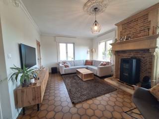 <p>In deze mooie halfopen woning in een rustige, doodlopende straat geniet je van ruimte, comfort en een aangename woonomgeving. De woning werd sinds 2022 gerenoveerd en biedt met haar 190 m² bewoonbare oppervlakte, 4 slaapkamers en 2 badkamers ruimte voor het hele gezin.</p><p>De vernieuwde keuken vormt samen met de leefruimte een plek waar je gezellig kunt samenkomen.</p><p>Er is heel wat praktische bergruimte op dit perceel van 6,5 are. De woning is volledig onderkelderd en biedt daarnaast opslagmogelijkheid op zolder en in de garage. Er is ook voldoende parkeergelegenheid op de oprit.</p><p>Ook buiten is het volop genieten. Vanuit de veranda bereik je de aangename tuin met terras, een fijne plek om te genieten van een zonnige ochtend, gezellig te tafelen of na een drukke dag helemaal tot rust te komen.</p><p>Op vlak van energie en comfort is de woning voorzien van heel wat troeven. Zo zijn er 18 zonnepanelen, een Wallbox, een warmtepompboiler, nieuwe ramen en deuren, automatische rolluiken en een regenwaterput van 10.000 liter. De woning beschikt over een EPC-label C en de elektriciteit is conform.</p><p>De ligging maakt het plaatje compleet. Je woont hier rustig en landelijk, in een doodlopende straat, terwijl de dagelijkse voorzieningen vlakbij zijn. Winkels, openbaar vervoer en een apotheek bevinden zich op wandelafstand, waardoor alles wat je nodig hebt binnen handbereik ligt.</p><p>Een ruime en instapklare woning met een gezellige tuin en terras, gelegen op een rustige plek en toch dichtbij alles. Kortom, een fijne thuis voor wie graag ruim en rustig woont, met alle comfort.</p><p>Dit is dit misschien wel de plek die je vanaf midden juli 2027 jouw thuis kan noemen. Om van goedkopere registratierechten te genieten (2% ipv 3%), kan de akte nog eind dit jaar ondertekend worden bij de notaris.</p><p>Wil je het huis komen bezoeken? Neem contact op via mail of gsm (geen immo).</p>