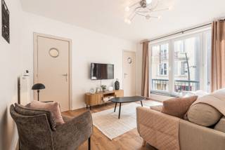 <strong>De Panne: Instapklaar 1(2)-slaapkamerappartement op toplocatie!</strong><br /><br />Bent u op zoek naar een instapklaar appartement op een absolute toplocatie? Dit modern ingerichte appartement bevindt zich op de eerste verdieping van Residentie Centre Leopold, midden in het centrum van De Panne en op slechts enkele stappen van de Zeedijk, het strand, winkels en restaurants. Dankzij de slimme indeling en verzorgde afwerking is dit appartement ideaal als vaste woonst, tweede verblijf of investering aan zee.<br /><br /><strong>Indeling: </strong><br />inkomhal, ruime berging/wasruimte, moderne badkamer met inloopdouche en toilet, lichtrijke woonkamer met volledig ingerichte open keuken, eet- en zithoek, een eerste slaapkamer en een afgesloten tweede slaapruimte, ideaal als kinderkamer, logeerkamer of extra slaaphoek.<br /><br /><strong>Troeven:</strong>
<ul><li>Instapklaar en modern afgewerkt.</li><li>Energiezuinig dankzij een gunstige EPC-score B.</li><li>Uitstekende ligging in het centrum van De Panne, op wandelafstand van de Zeedijk en het strand.</li><li>Perfect als tweede verblijf, investering of eigen woonst.</li></ul>
<br /><strong>Interesse? Contacteer Frederick vandaag nog voor meer informatie of een bezoek via 058 22 41 70.</strong>
